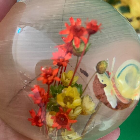Vintage Lucite Paperweight Butterfly and Real Flowers Mid Century - Picture 4 of 9
